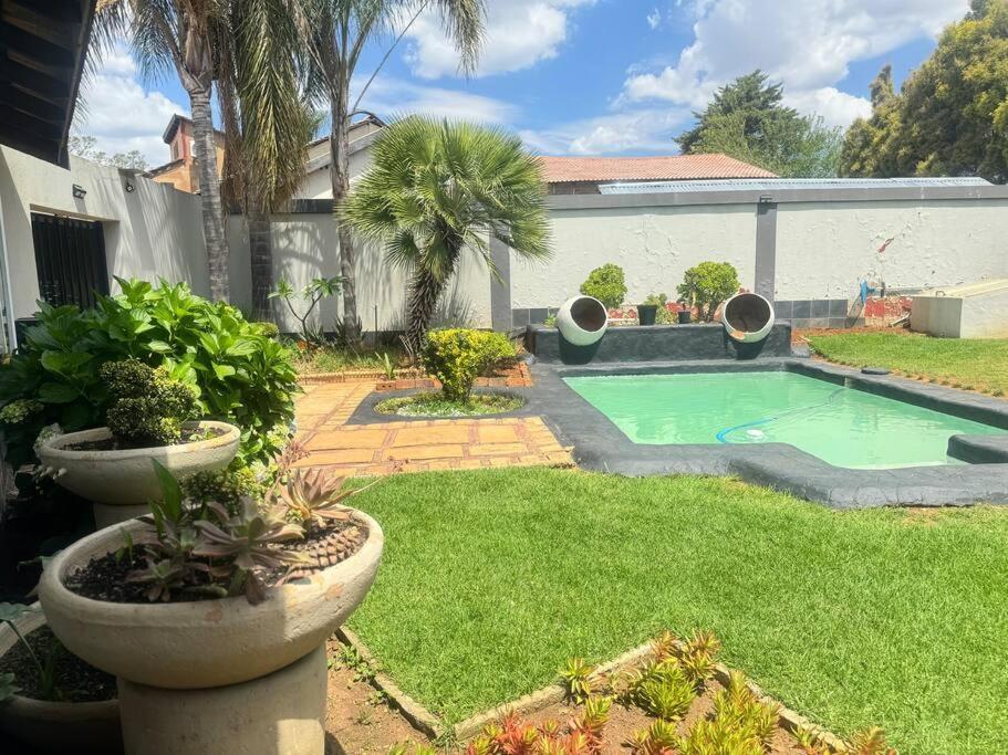 Luxurious 3-Bedroom Oasis Roodepoort Exterior photo